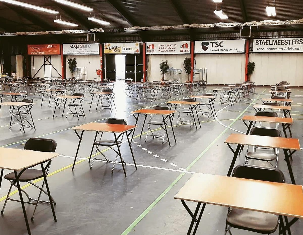 Eindexamen-Examentafel-huren-examenstoelen-klapstoelen-huren-zwart-stoelenverhuur-accuraat-verhuur
