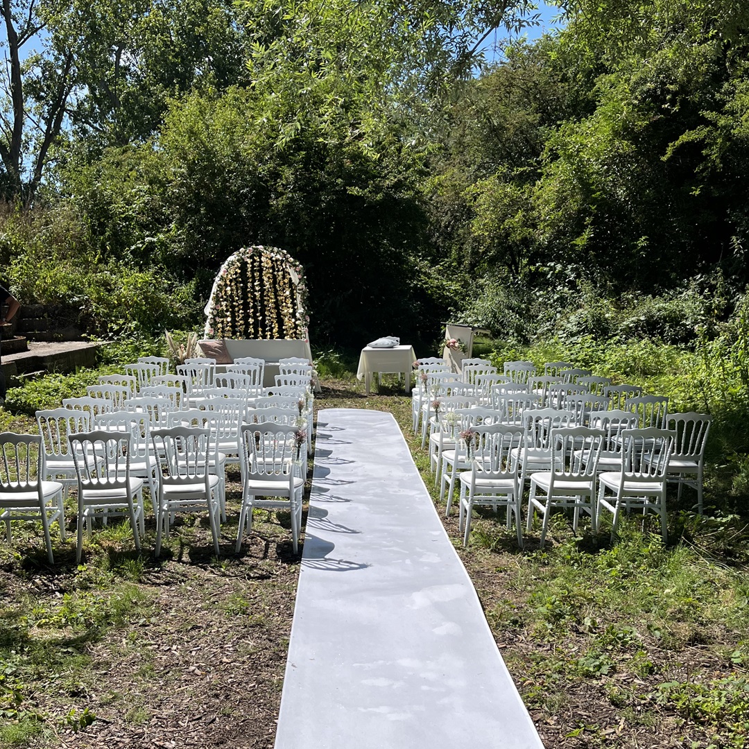Verhuur bruiloft witte stoelen huren verhuurbedrijf Accuraat Verhuur