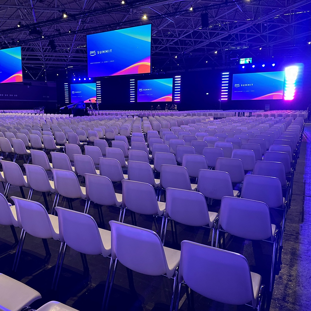 Partyverhuur feestverhuur meubilair witte stoelen verhuur huren Accuraat Verhuur