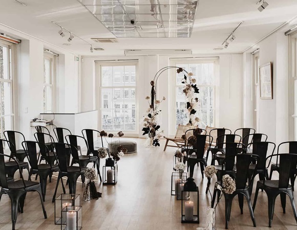 Stoelen huren bruiloft verhuur witte en zwarte stoelen ceremonie trouwstoelen Accuraat Verhuur