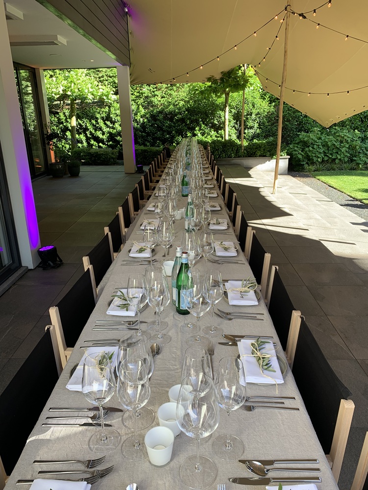 Stoelen en tafels huren voor evenement diner festival meubilair Accuraat Verhuur
