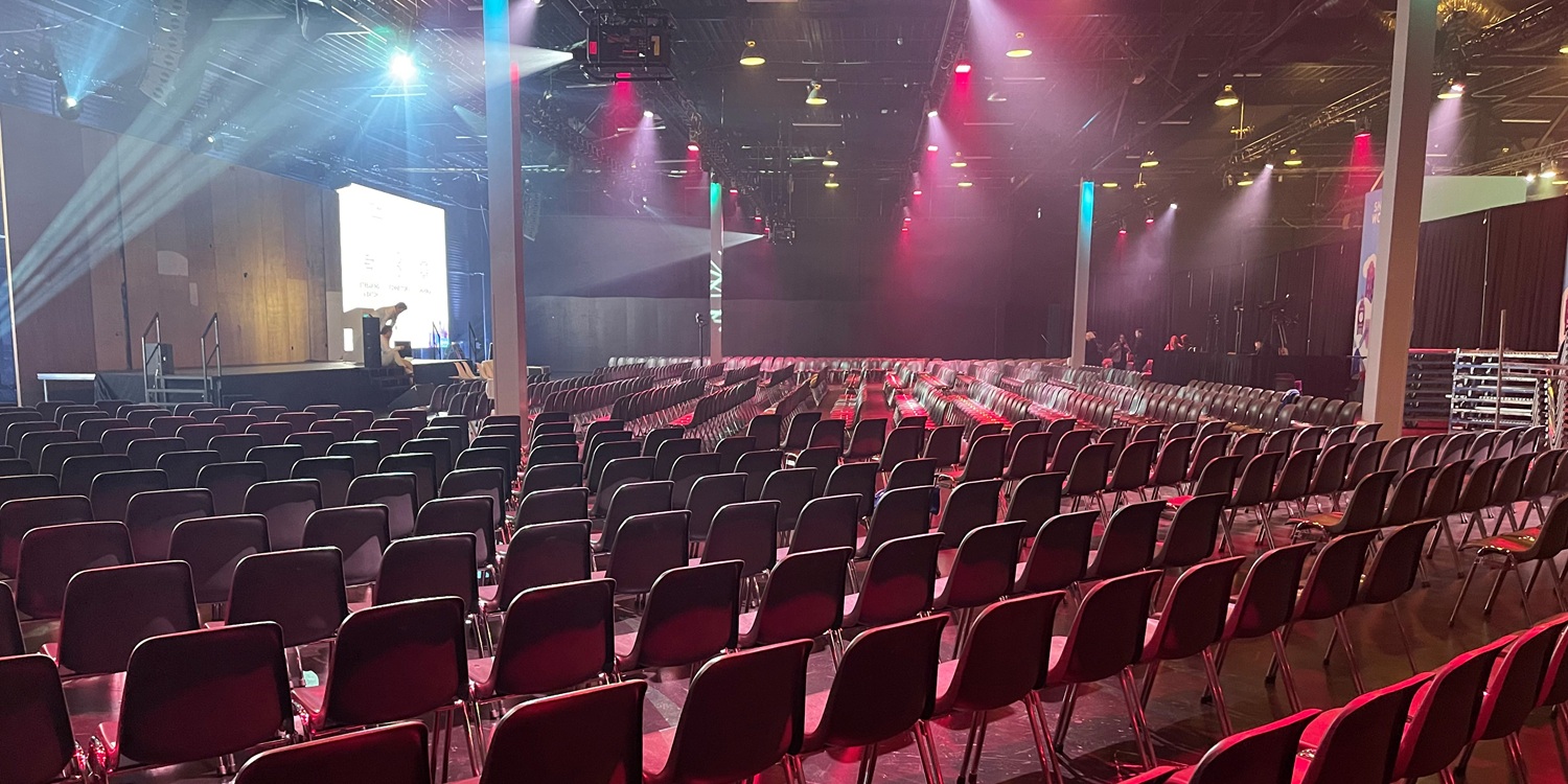 Congres organiseren congres stoelen huren kuipstoelen zwart evenementverhuur Accuraat Verhuur