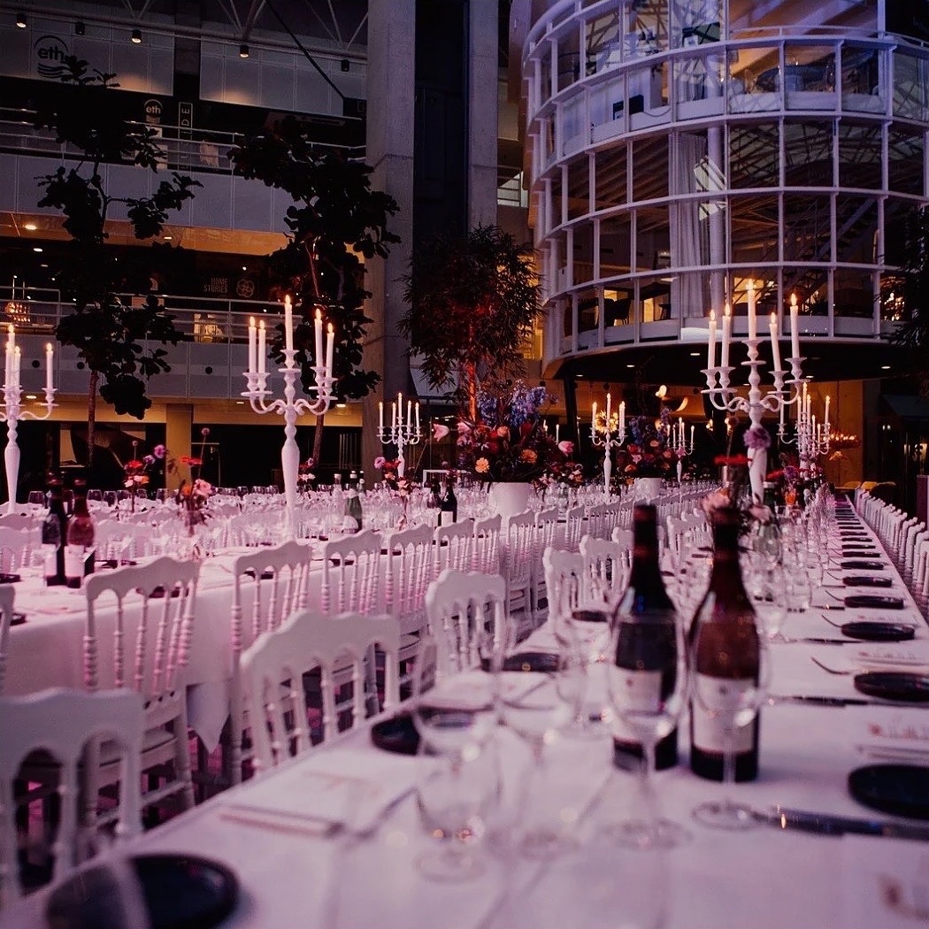 Witte Napoleon stoelen huren Accuraat Verhuur partyverhuur evenementen