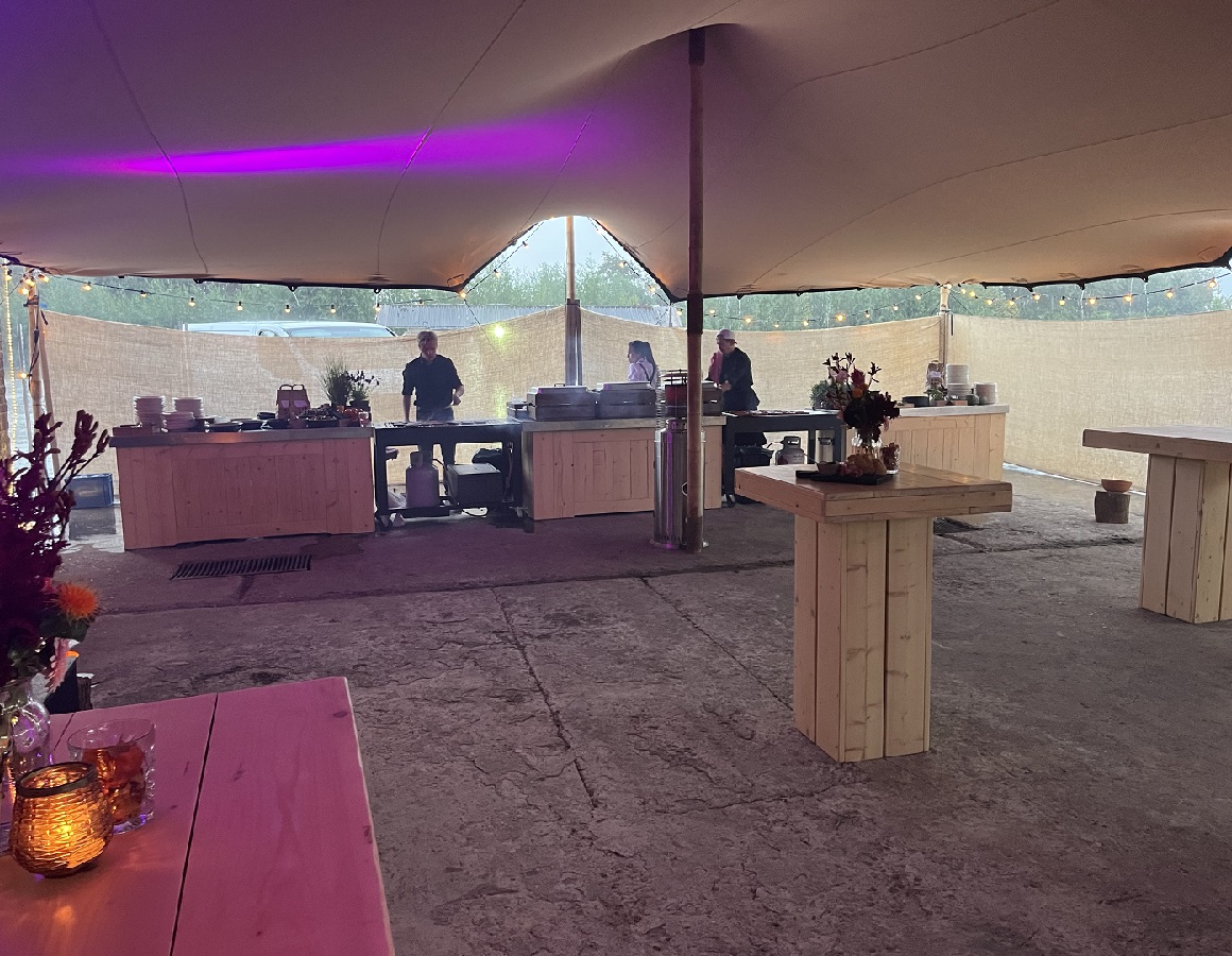 Mobiele-keuken-huren-tijdelijke-keuken-culinair-evenement-professioneel-koelkast-bbq-keukenmaterialen