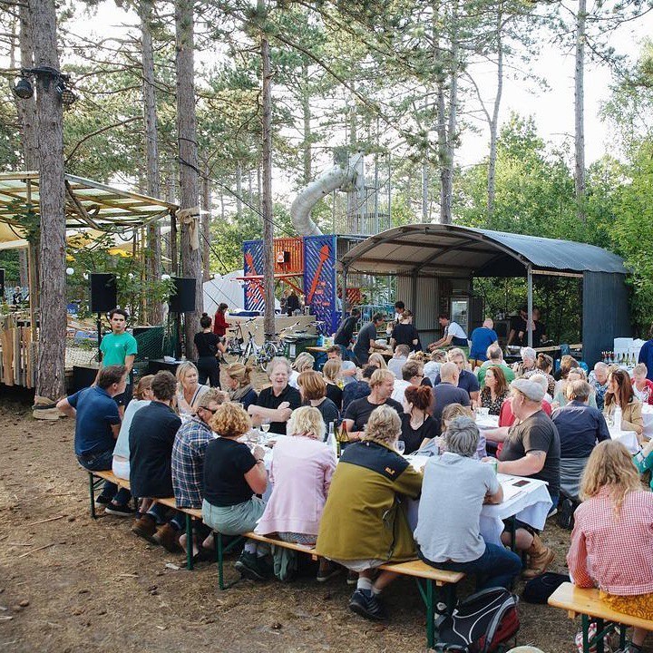 Picknicktafel huren bij Accuraat Verhuur dichtbij Amsterdam partyverhuur evenementen en festivals
