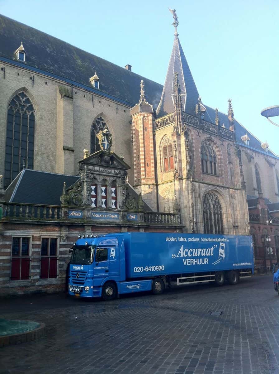 Vrachtwagen accuraat bij een kerk