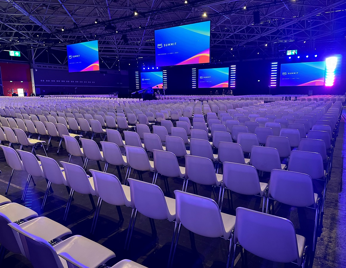 witte-kuipstoelen-huren-stapelbaar-congresstoelen-congres-bijeenkomst-evenement-opbouw-rai-aws-summit-2023